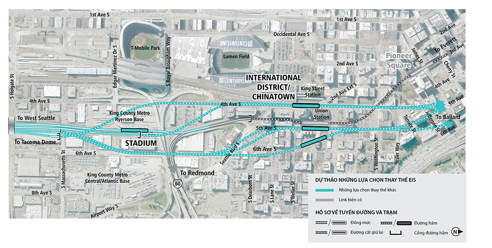 Bản đồ trạm ga Chinatown-International District ở Seattle có đường kẻ xanh dành cho các lựa chọn thay thế EIS Dự Thảo. Các đường biểu thị các lựa chọn thay thế đường hầm. Xem nội dung mô tả bên dưới để biết thêm chi tiết. Nhấp để phóng to.